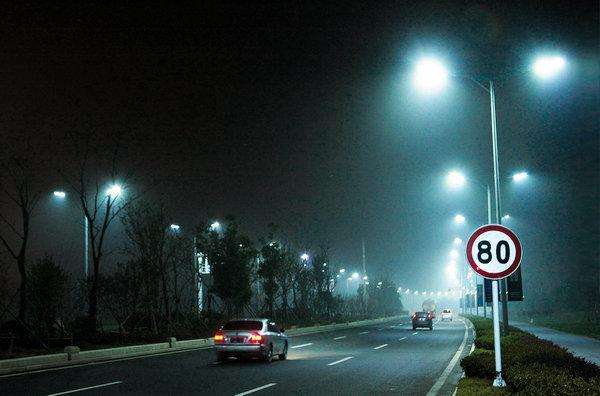 东莞麻豆电影在线观看照明LED路灯在雨雾季节增强道路安全的优势