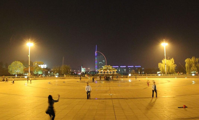 广场麻豆电影网站照明效果